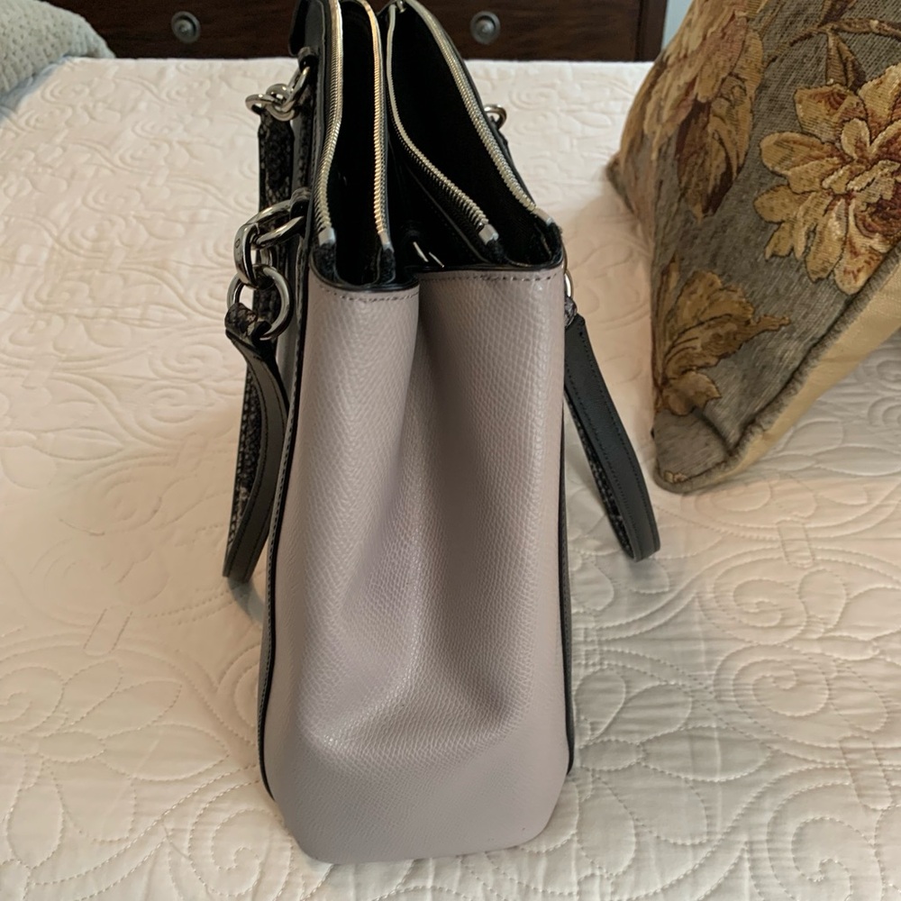 AUTHENTIC- COACH Christie Cross Grain Leather Carryall in Black and Taupe. - Picture 7 of 8